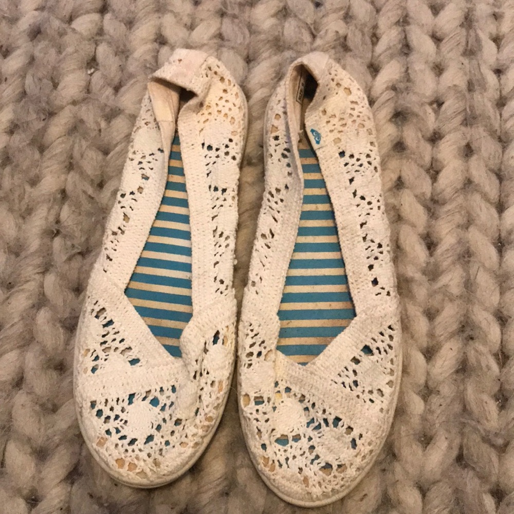 Roxy off white crotchet slip on sneakers size 9